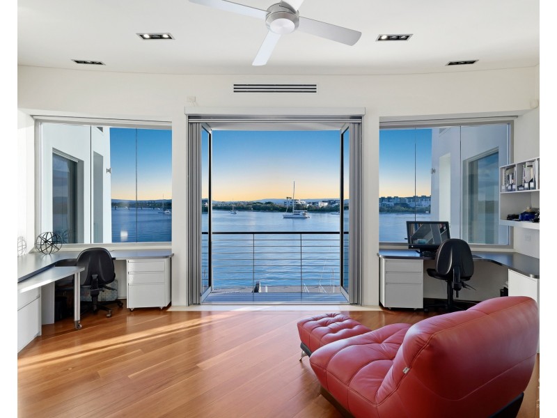 22 Queen Anne Court, Sovereign Islands QLD 4216