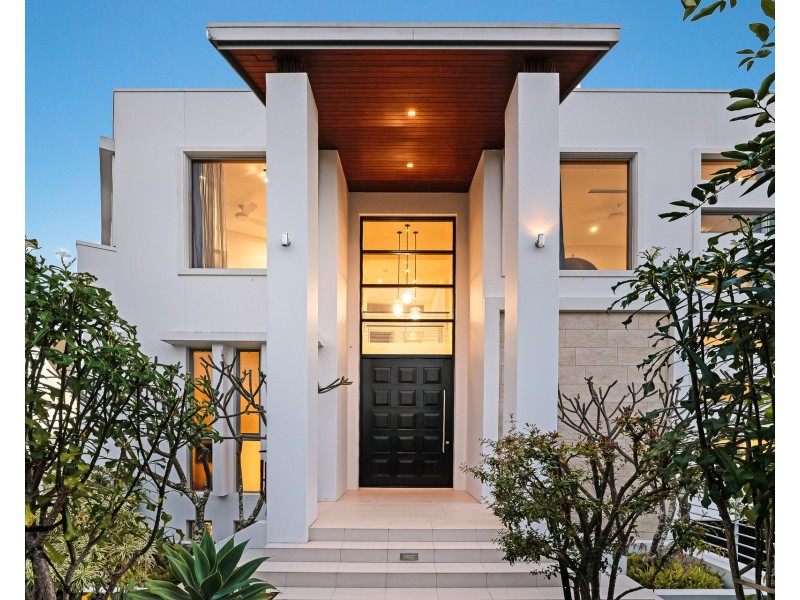 22 Queen Anne Court, Sovereign Islands QLD 4216