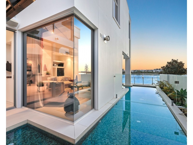 22 Queen Anne Court, Sovereign Islands QLD 4216