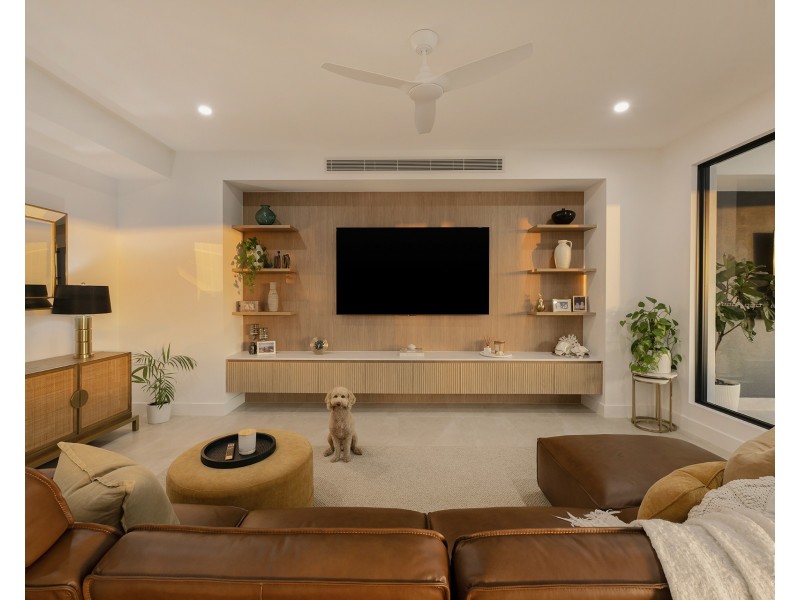 4 Regents Court, Sovereign Islands QLD 4216
