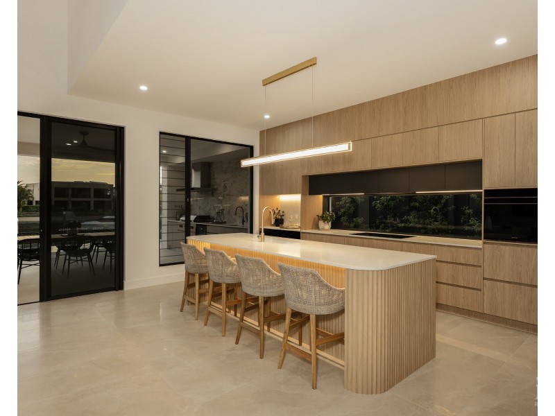 4 Regents Court, Sovereign Islands QLD 4216