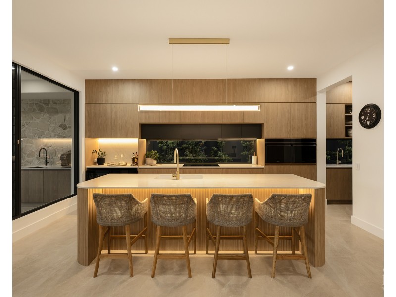 4 Regents Court, Sovereign Islands QLD 4216