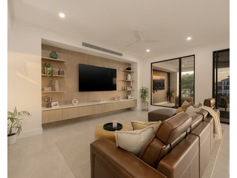 4 Regents Court, Sovereign Islands QLD 4216