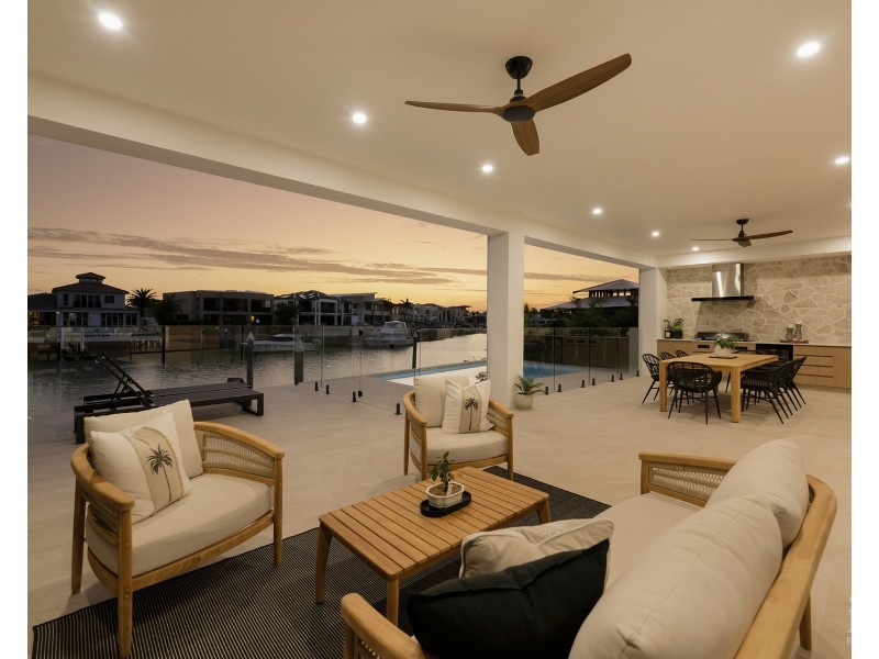 4 Regents Court, Sovereign Islands QLD 4216