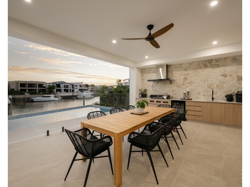 4 Regents Court, Sovereign Islands QLD 4216