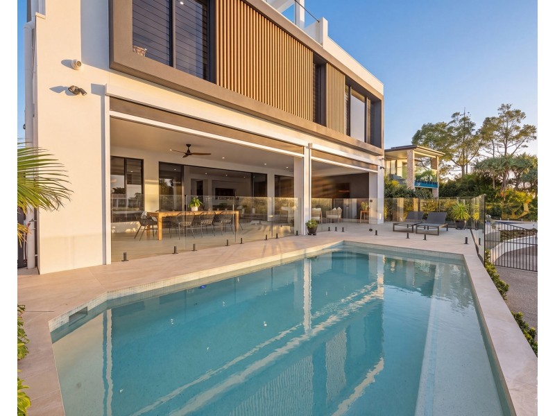 4 Regents Court, Sovereign Islands QLD 4216