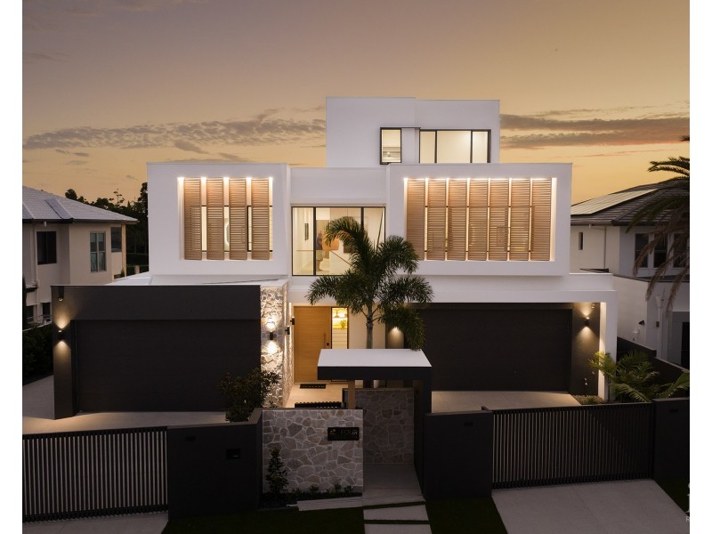 4 Regents Court, Sovereign Islands QLD 4216