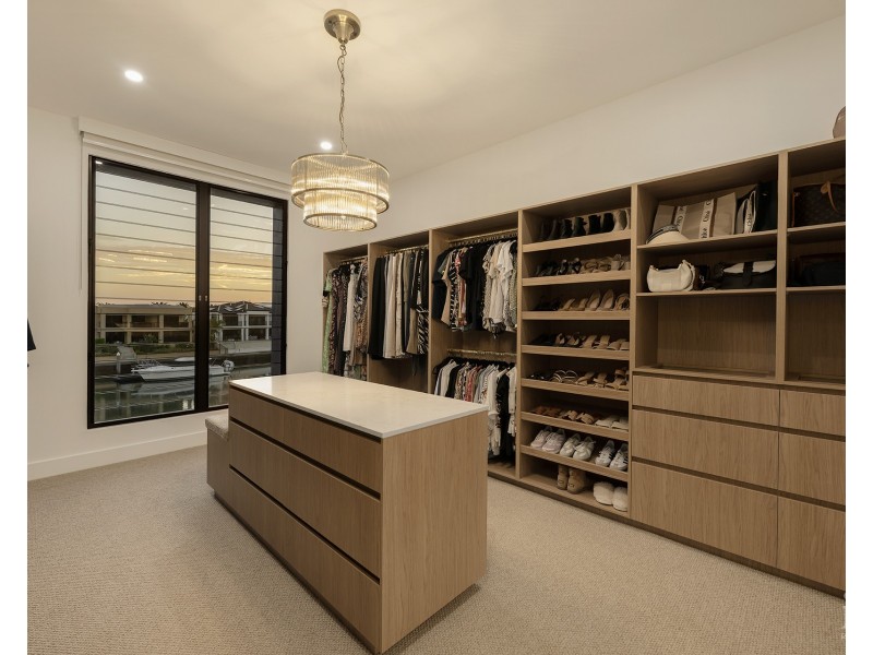 4 Regents Court, Sovereign Islands QLD 4216