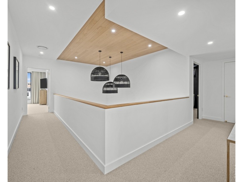 4 Regents Court, Sovereign Islands QLD 4216