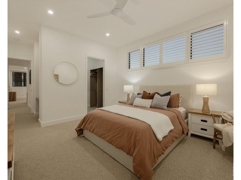 4 Regents Court, Sovereign Islands QLD 4216
