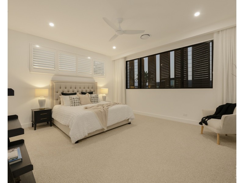 4 Regents Court, Sovereign Islands QLD 4216