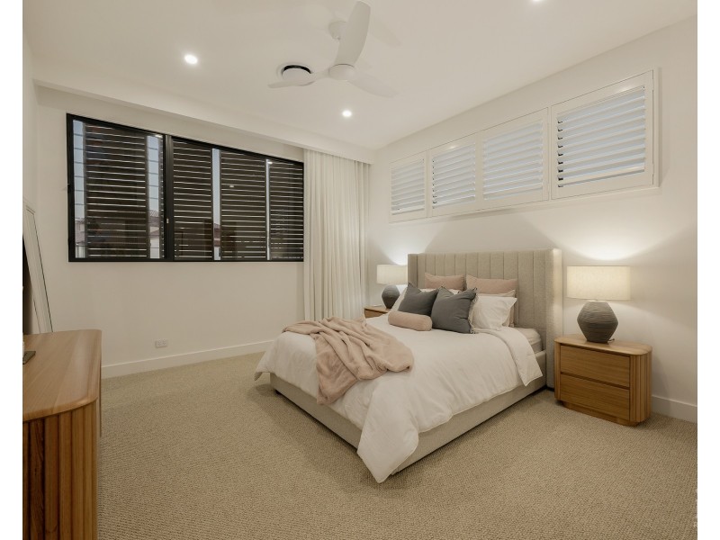 4 Regents Court, Sovereign Islands QLD 4216
