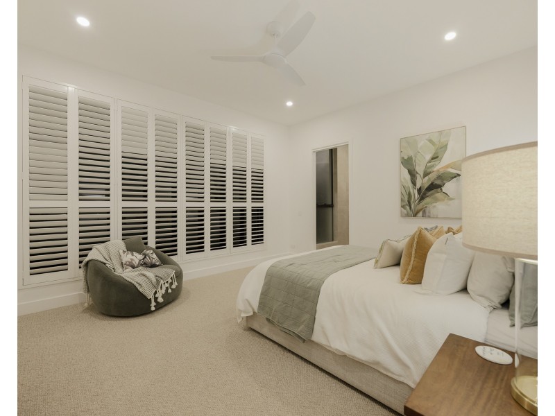 4 Regents Court, Sovereign Islands QLD 4216