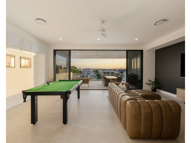 4 Regents Court, Sovereign Islands QLD 4216