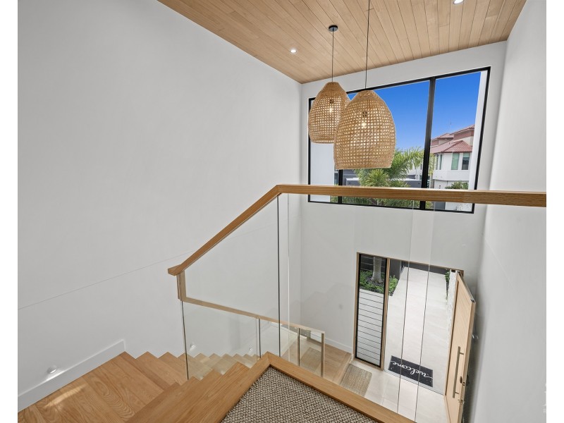 4 Regents Court, Sovereign Islands QLD 4216