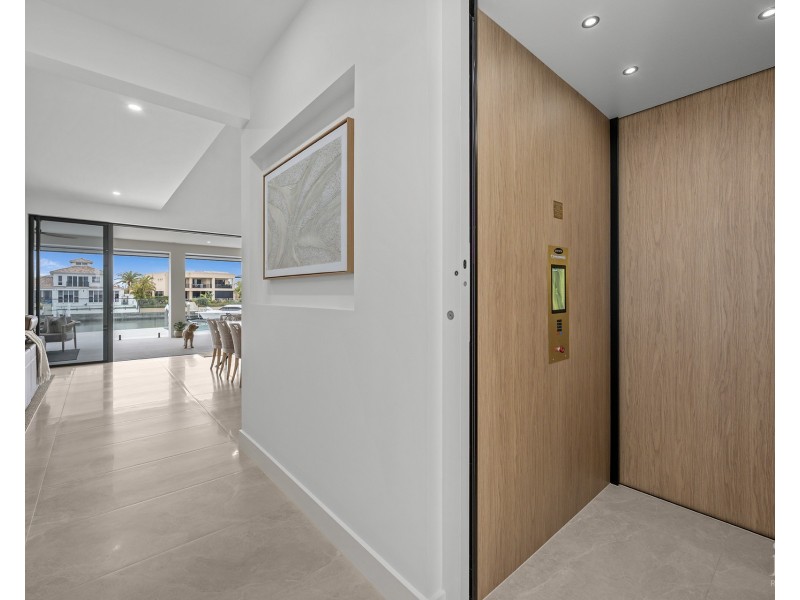 4 Regents Court, Sovereign Islands QLD 4216