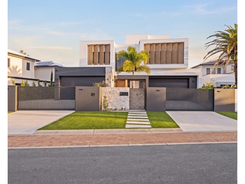 4 Regents Court, Sovereign Islands QLD 4216