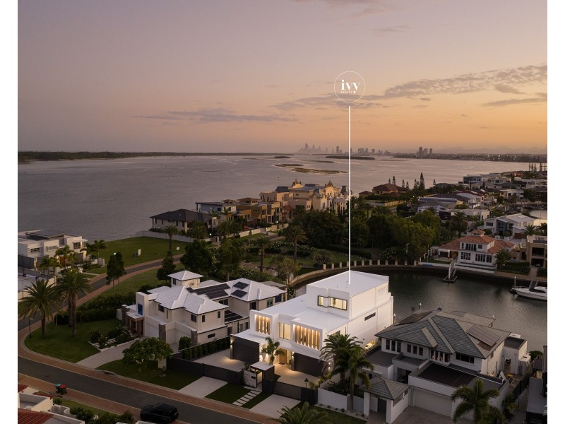 4 Regents Court, Sovereign Islands QLD 4216