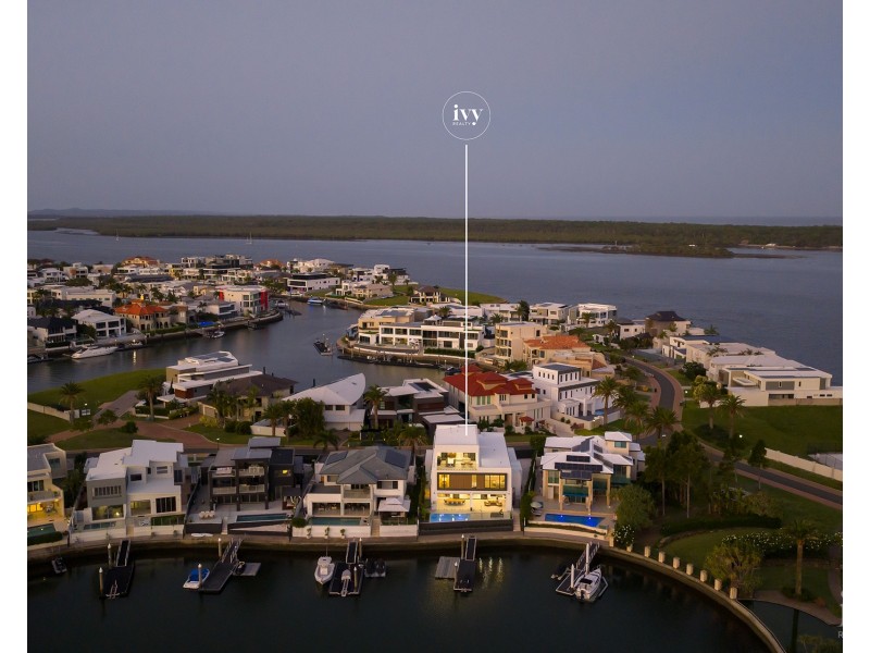 4 Regents Court, Sovereign Islands QLD 4216