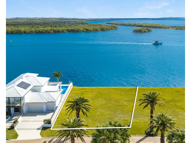 21 Knightsbridge Parade West, Sovereign Islands QLD 4216