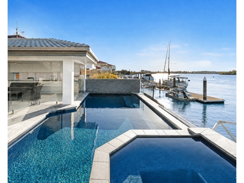 13 Hume Parade, Paradise Point QLD 4216