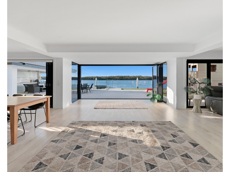 13 Hume Parade, Paradise Point QLD 4216