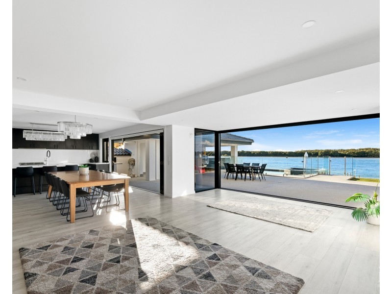 13 Hume Parade, Paradise Point QLD 4216