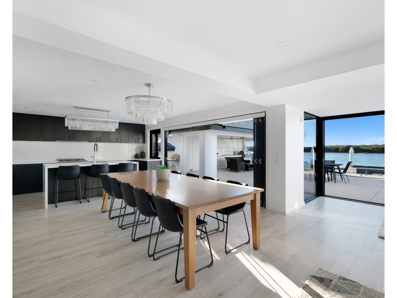 13 Hume Parade, Paradise Point QLD 4216