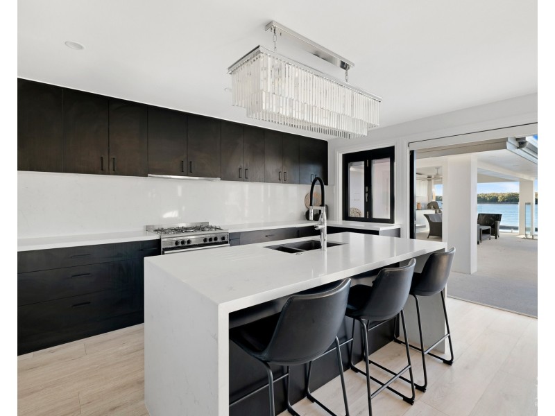13 Hume Parade, Paradise Point QLD 4216