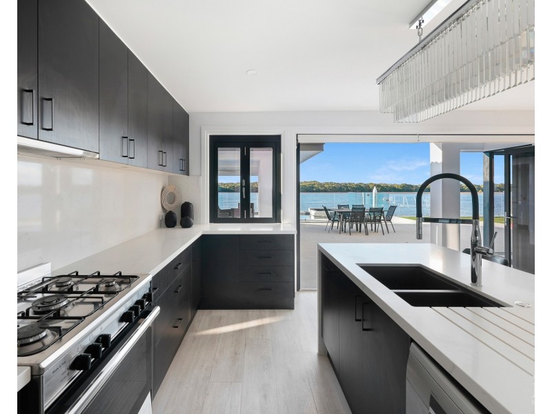 13 Hume Parade, Paradise Point QLD 4216