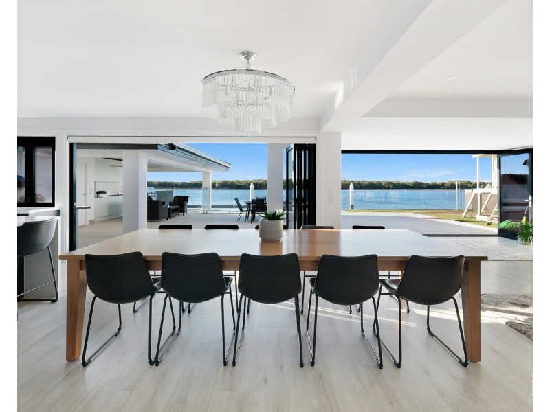 13 Hume Parade, Paradise Point QLD 4216