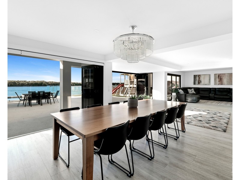 13 Hume Parade, Paradise Point QLD 4216