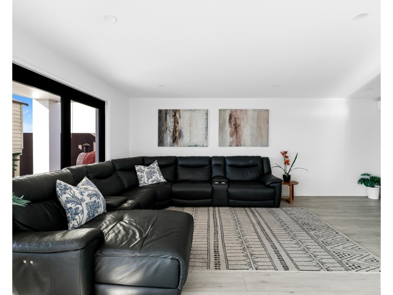 13 Hume Parade, Paradise Point QLD 4216