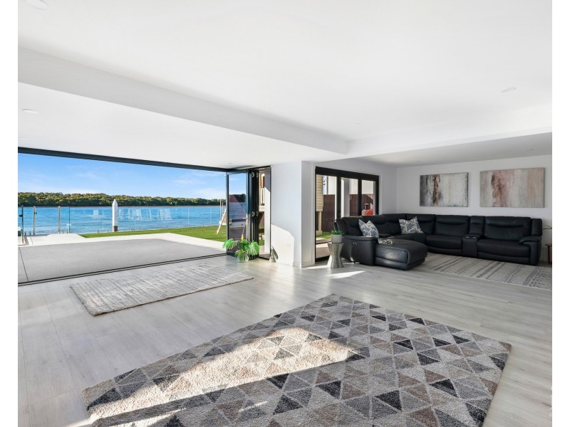 13 Hume Parade, Paradise Point QLD 4216