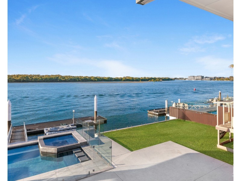 13 Hume Parade, Paradise Point QLD 4216