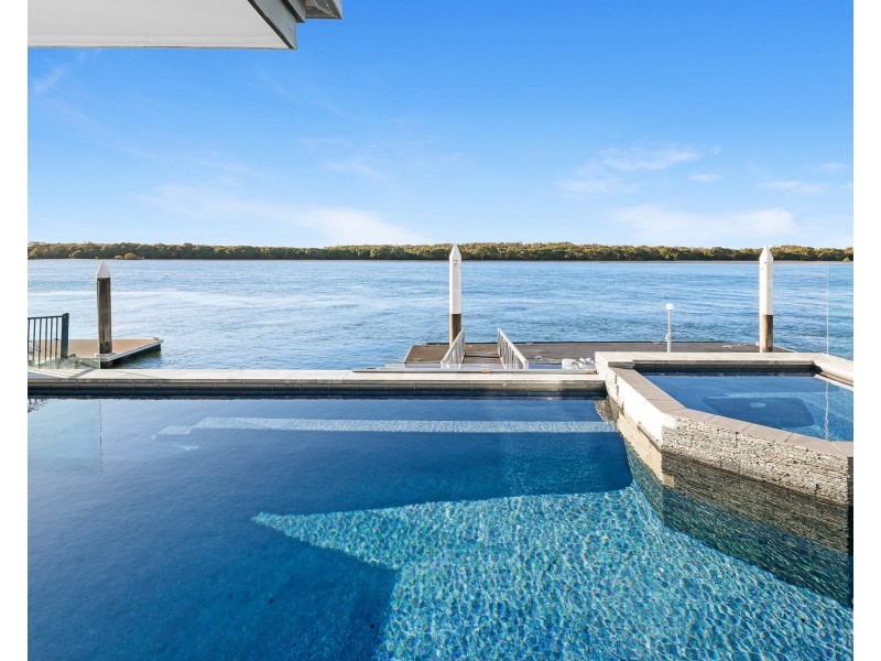 13 Hume Parade, Paradise Point QLD 4216