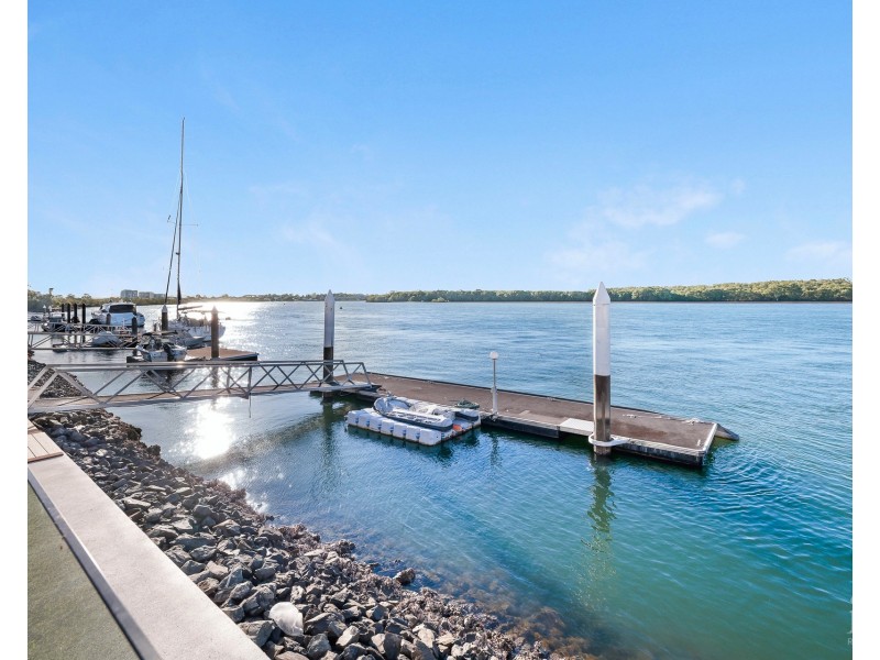 13 Hume Parade, Paradise Point QLD 4216
