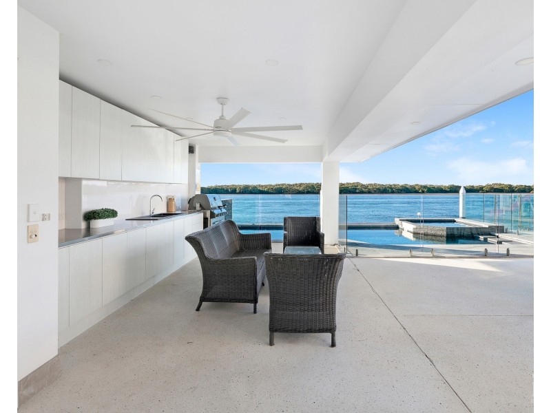 13 Hume Parade, Paradise Point QLD 4216
