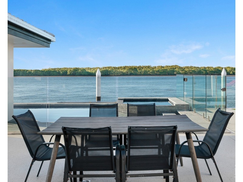 13 Hume Parade, Paradise Point QLD 4216