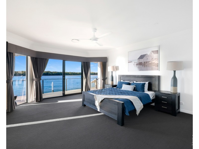13 Hume Parade, Paradise Point QLD 4216
