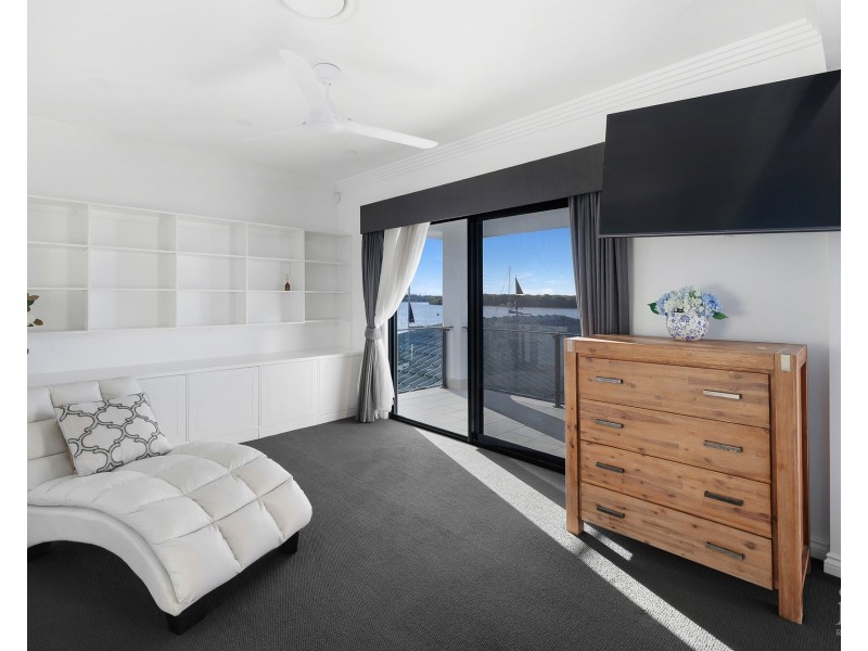 13 Hume Parade, Paradise Point QLD 4216