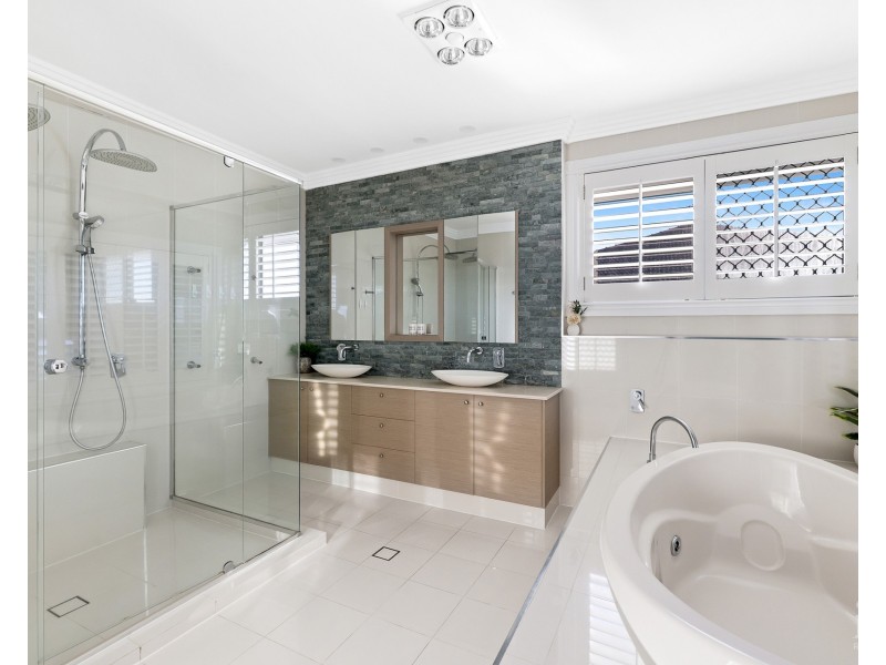 13 Hume Parade, Paradise Point QLD 4216