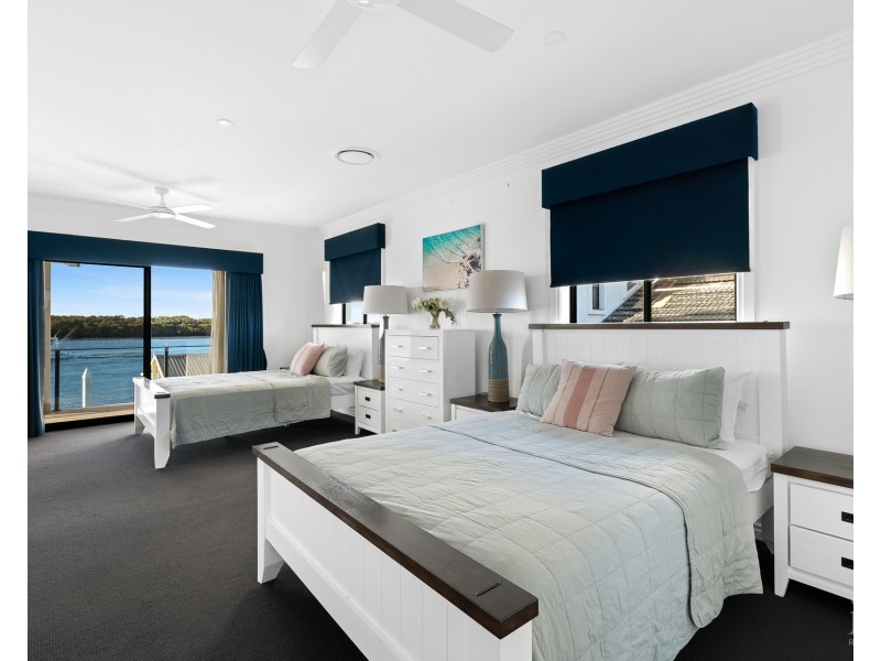 13 Hume Parade, Paradise Point QLD 4216