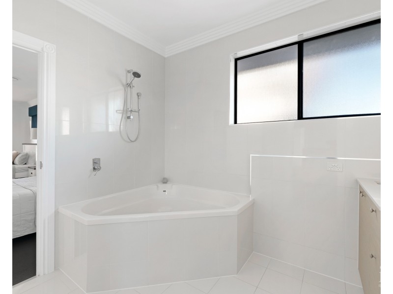 13 Hume Parade, Paradise Point QLD 4216
