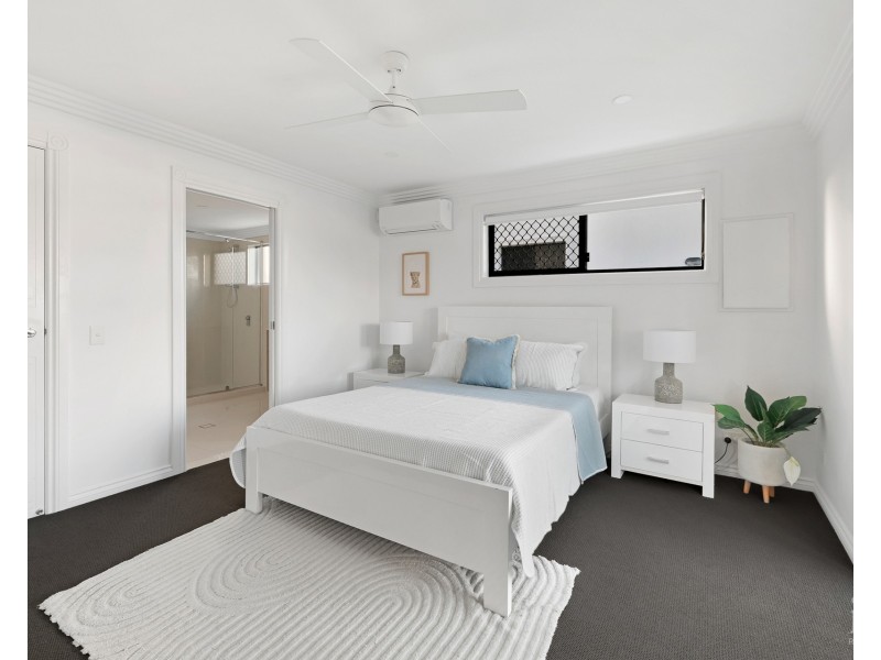 13 Hume Parade, Paradise Point QLD 4216