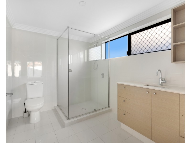 13 Hume Parade, Paradise Point QLD 4216