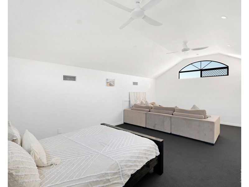 13 Hume Parade, Paradise Point QLD 4216