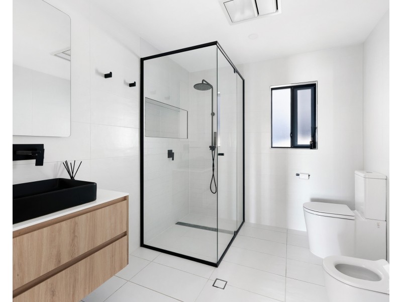 13 Hume Parade, Paradise Point QLD 4216