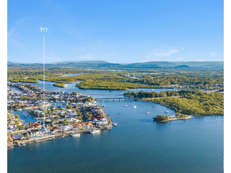 13 Hume Parade, Paradise Point QLD 4216