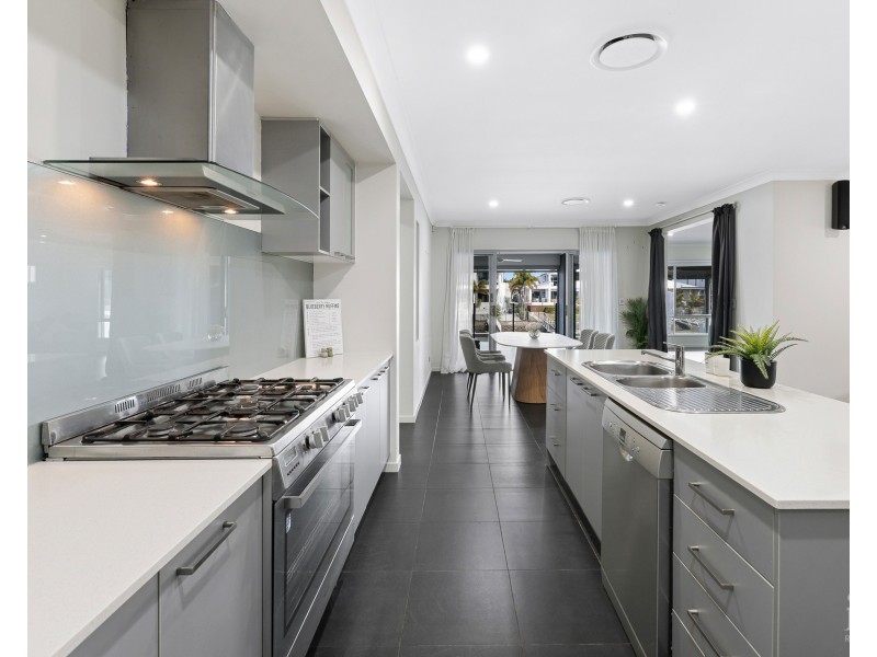 21 Harbourvue Court, Helensvale QLD 4212